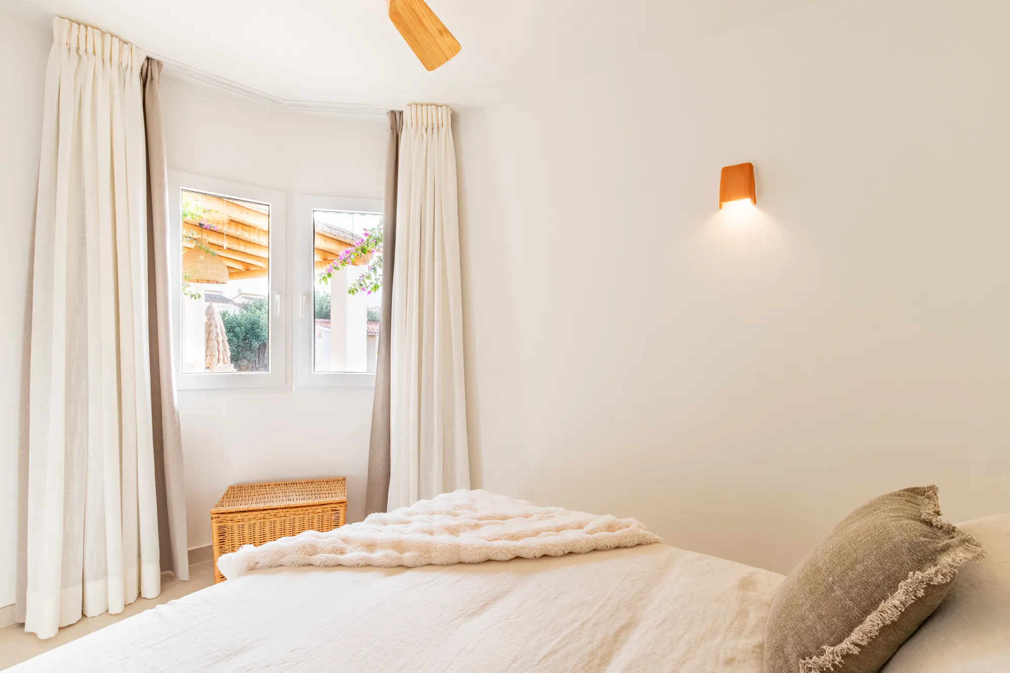 Dormitorio luminoso de una casa mediterránea en Denia
